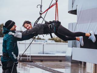Eine Frau stützt sich auf die Schulterm eines Mann am Ende des House Runnings