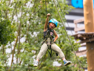 ein Kind, welches am Flying Fox fliegt