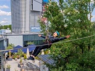 Eine Frau, die den Flying Fox durchführt