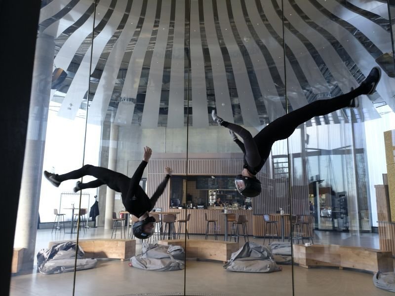 Bild - 2 Menschen, die im Windkanal der Jochen Schweizer Arena kopfüber fliegen