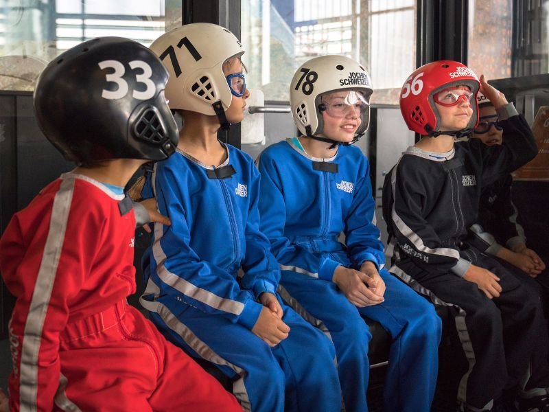 Bild - Eine Gruppe von Kinder ist in dem Windkanal in der Jochen Schweizer Arena