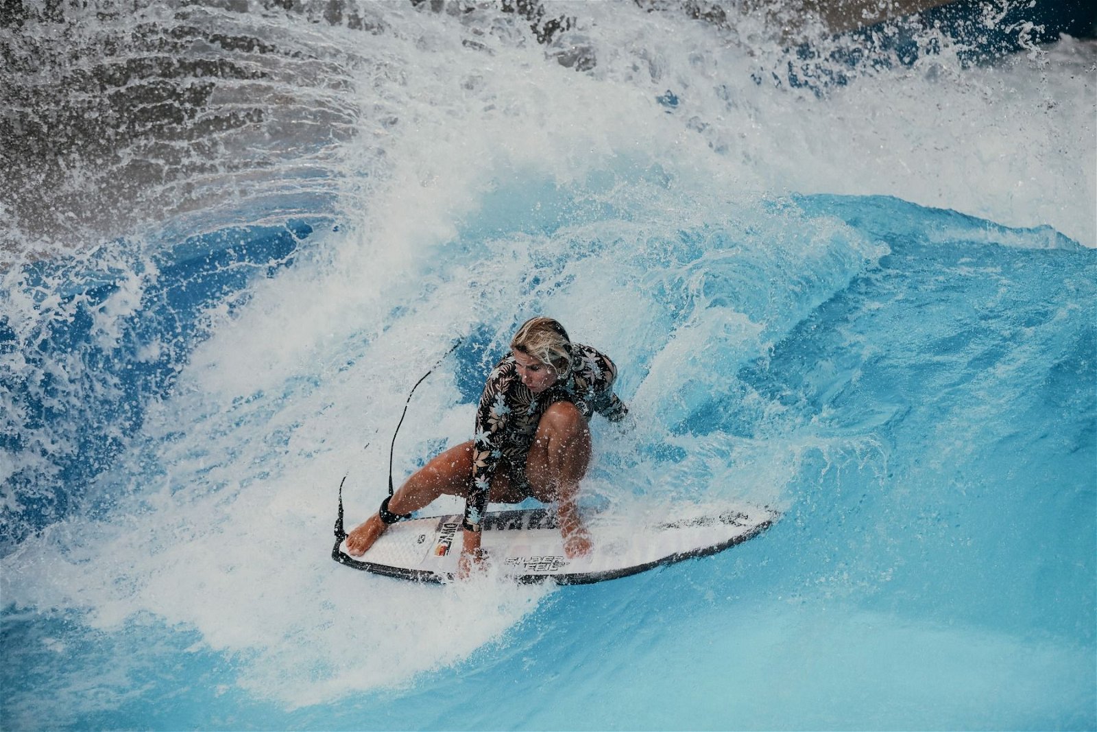 Bild - eine Frau, die auf der stehenden Welle surft