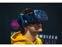 ein Mann mit einer VR Brille
