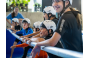 Thumbnailmehrere Kinder an der Haltestange des Beginner I Slots des Beginner Workshops