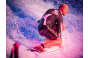 ThumbnailEine Nahaufnahme eines Mannes, der einen Surftrick auf der Welle macht