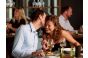 ThumbnailZwei Personen sitzen in dem Restaurant bei einem Candle Light Dinner