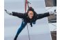 ThumbnailEine Frau, die das House Running am 30m hohen Turm der Jochen Schweizer Arena durchführt