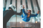 Thumbnailein Kind und ein Instructor sind zusammen in dem Windkanal in der Jochen Schweizer Arena