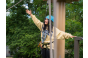 Thumbnaileine Frau greift nach einem Seil im Outdoor Park