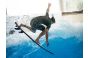 ThumbnailEin sehr guter Surfer führt einen Trick auf der Welle durch