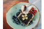ThumbnailEin Stück Tiramisu - daneben Beeren