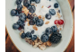 ThumbnailEine Schüssel mit Müsli, Naturjoghurt und verschiedenen Beeren