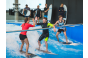 Thumbnail3 Personen surfen auf der stehenden Welle an der Haltestange und 2 Personen klatschen ein