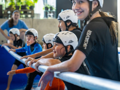 mehrere glückliche Kinder beim Indoor Surfen Kindergeburtstag