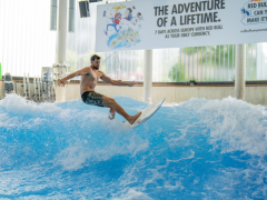 Ein Pro Surfer auf der stehenden Welle in der Jochen Schweizer Arena während seiner Private Session