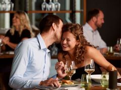 Zwei Personen sitzen in dem Restaurant bei einem Candle Light Dinner