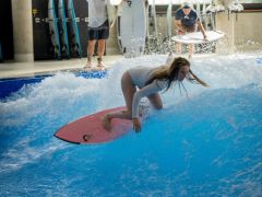 Eine gute Surferin auf der stehenden Welle in der Jochen Schweizer Arena