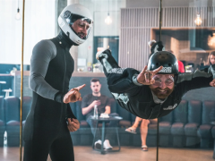 Ein Instructor und ein Gast sind im Windkanal in der Jochen Schweizer Arena