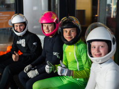 Eine Gruppe von Kinder ist für einen Kindergeburtstag in dem Windkanal in der Jochen Schweizer Arena