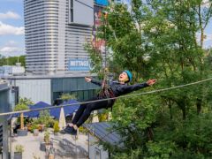 Eine Frau, die den Flying Fox durchführt