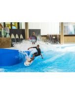 Fortgeschrittener Surfer surft auf der Indoorwelle in der Jochen Schweizer Arena