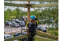 Thumbnaileine lächelnde Frau im Hochseilklettergarten der Jochen Schweizer Arena