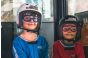 ThumbnailKinder beim Bodyflying in der Jochen Schweizer Arena: Zwei junge Teilnehmer in roten und blauen Anzügen mit Helmen und Schutzbrillen warten gespannt auf ihren Flug im Windtunnel.