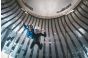 ThumbnailIndoor-Skydiving in der Jochen Schweizer Arena: Ein Teilnehmer im blauen Fluganzug wird von einem Instruktor im schwarzen Anzug im Windtunnel begleitet – ein Erlebnis voller Adrenalin.