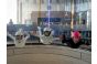 ThumbnailBodyflying in der Jochen Schweizer Arena: Drei Teilnehmer in weißen und schwarzen Anzügen schweben synchron im Windtunnel und demonstrieren Körperkontrolle beim Indoor-Skydiving.