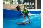 ThumbnailEin Kind mit Helm surft auf der Indoor welle in der Jochen Schweizer Arena
