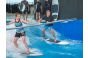 Thumbnailzwei Menschen surfen auf der Indoor Welle in der Jochen Schweizer Arena