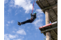 ThumbnailEine Frau während des Skyjumps