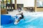 ThumbnailFortgeschrittener Surfer surft auf der Indoorwelle in der Jochen Schweizer Arena