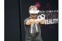ThumbnailEin Mann mit einer VR Brille und 2 Controllern spielt ein VR Spiel