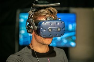 ein Mann mit einer VR Brille