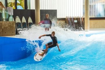 Fortgeschrittener Surfer surft auf der Indoorwelle in der Jochen Schweizer Arena